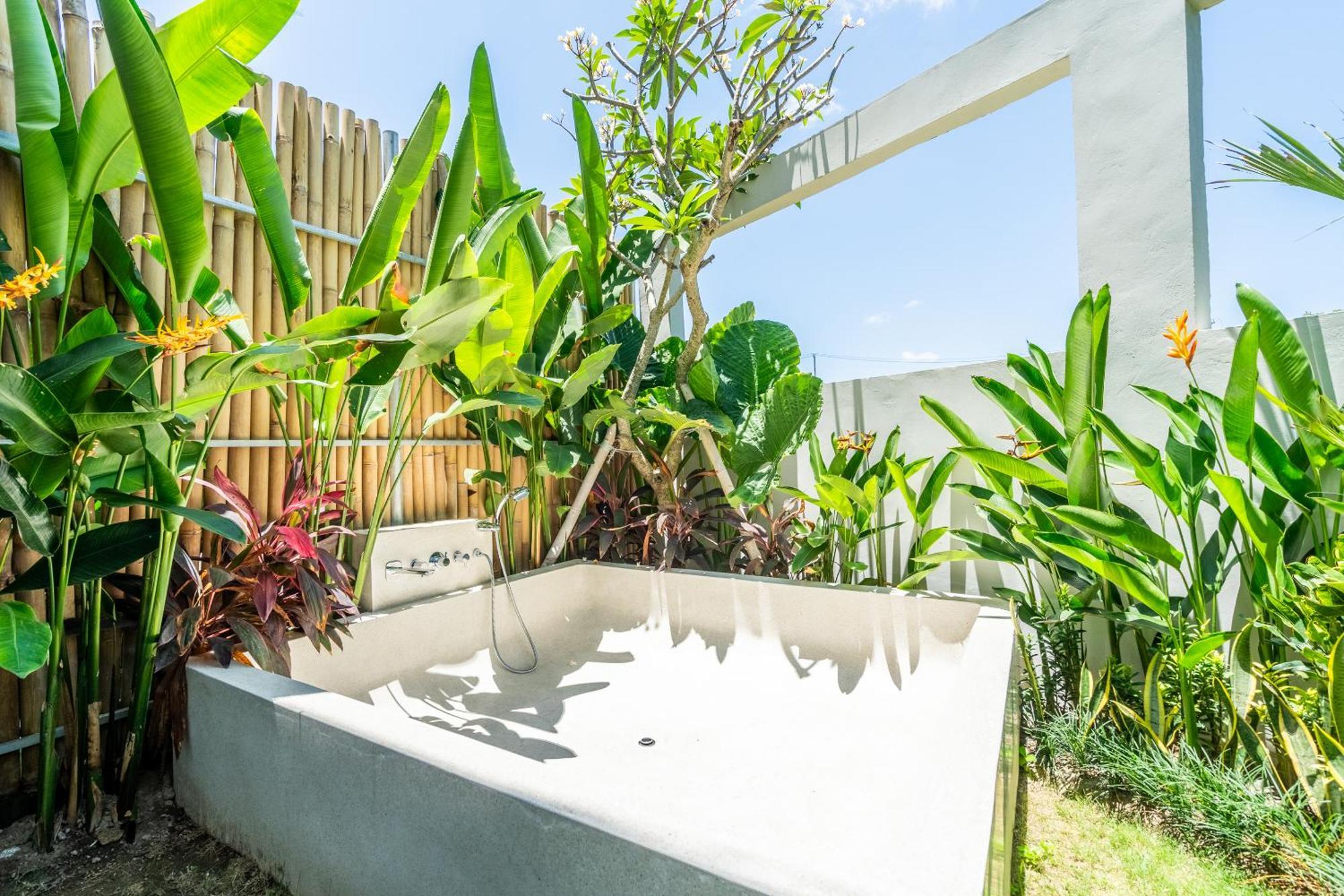 The R Apartments Pererenan Canggu  Bagian luar foto